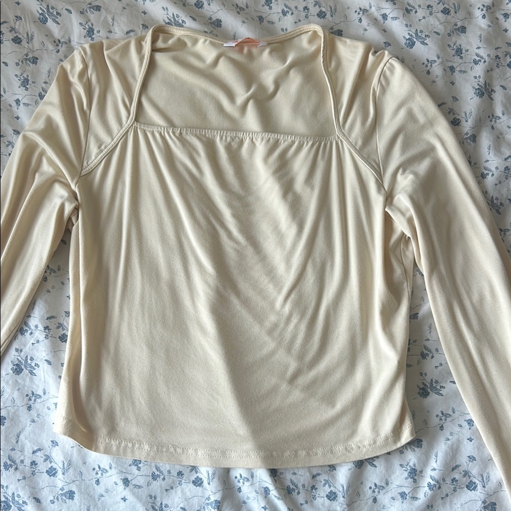Fitted Cream Blouse with Long Sleeves and Crew Neck